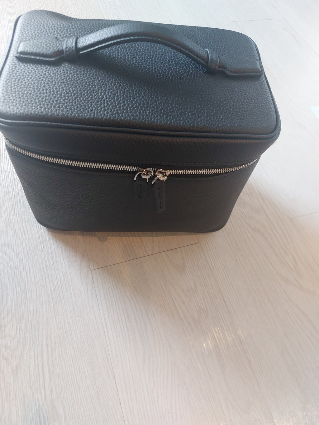 Luxury Leather Vanity Case – Elegant Travel Essential