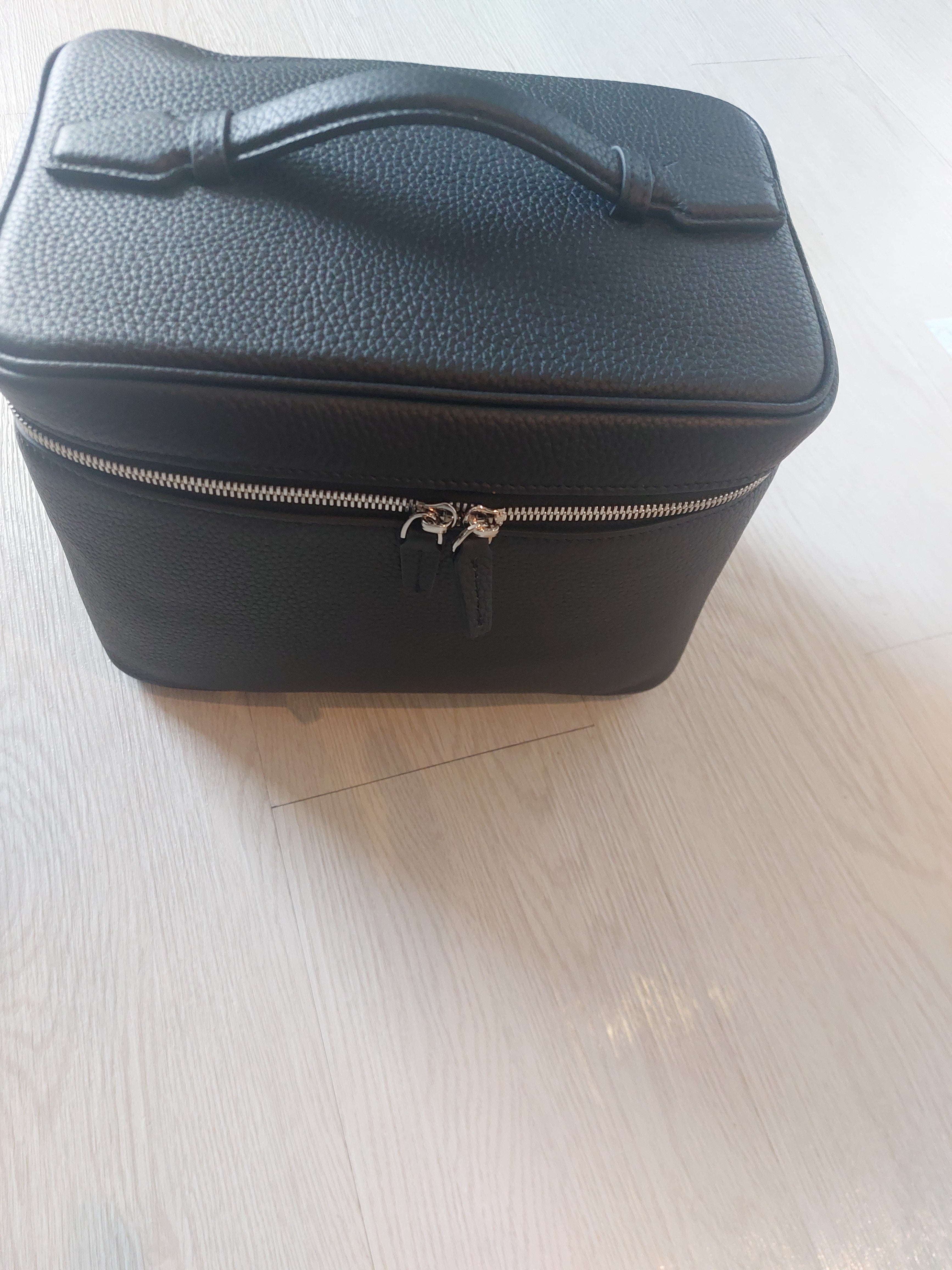 Luxury Leather Vanity Case – Elegant Travel Essential