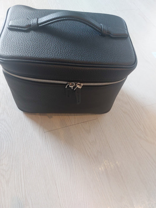 Luxury Leather Vanity Case – Elegant Travel Essential
