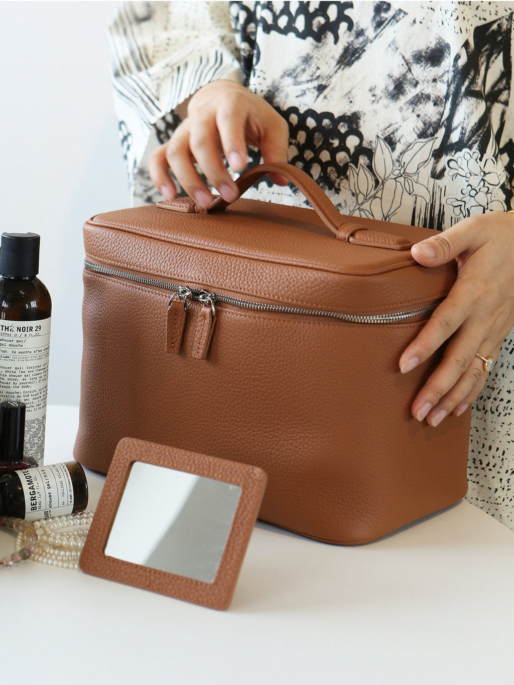 Luxury Leather Vanity Case – Elegant Travel Essential